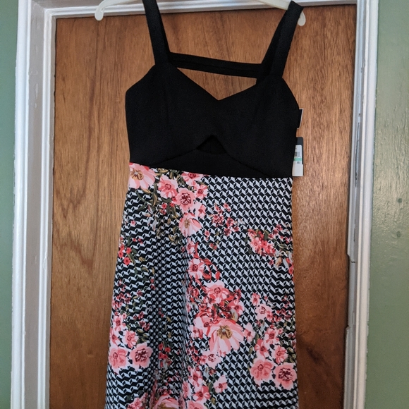 Guess Fit and Flare Cutout Dress - Picture 5 of 7